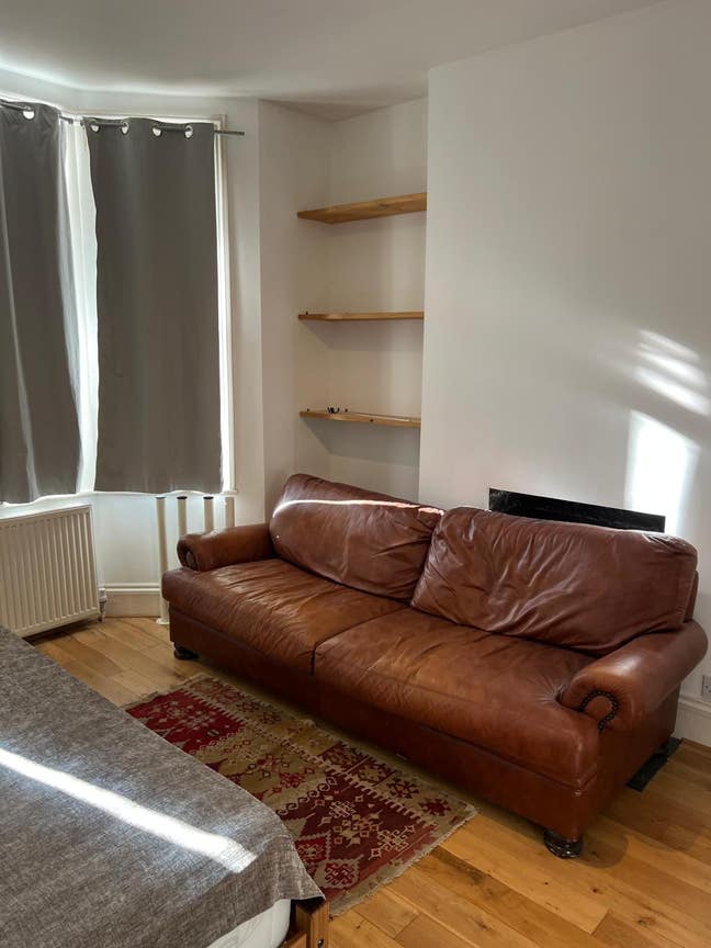 Spacious double bedroom short let  Main Photo