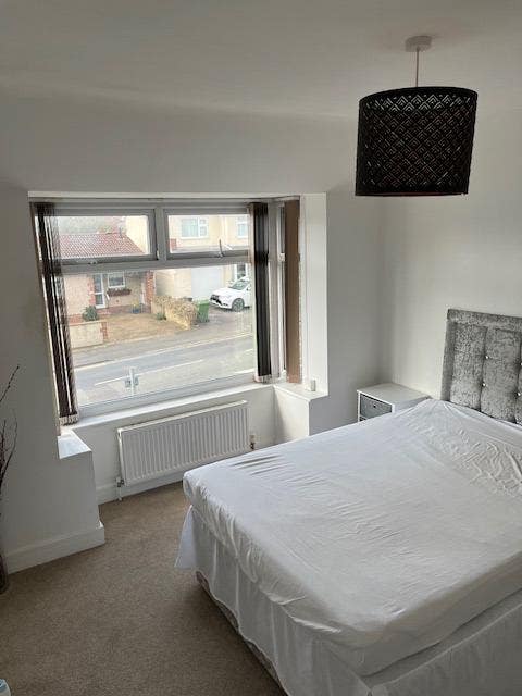 Ensuite room to let Croft Road Main Photo