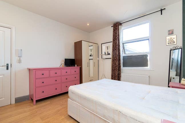 Lovely self-contained studio in Willesden Green  Main Photo