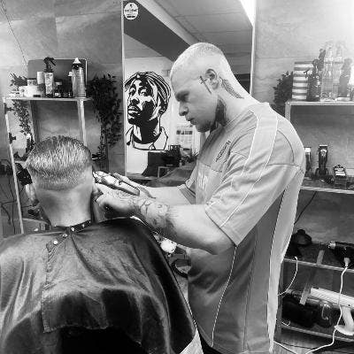 I am 25. Working full time, ideally an ensuit... Main Photo