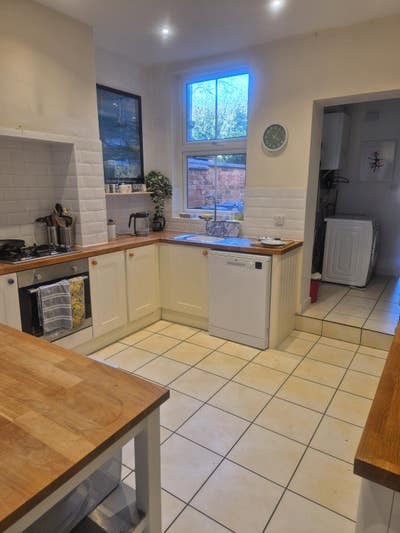 Sunny double room in comfortable home Main Photo