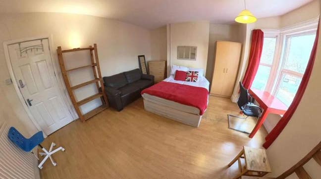 Large double room to rent on St Denys Road Main Photo