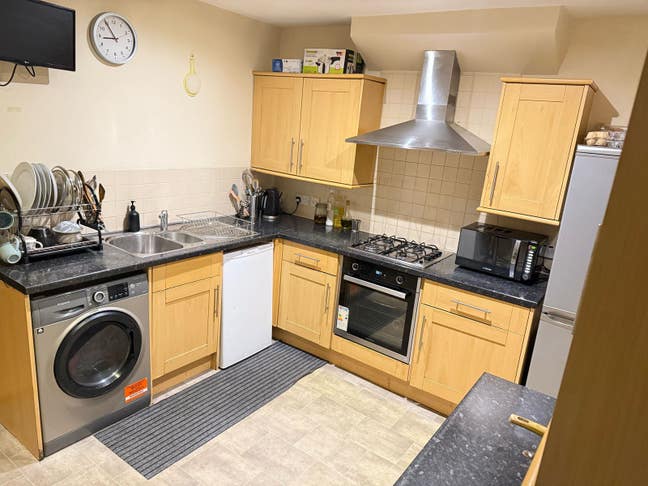 Urgent room for rent  Main Photo