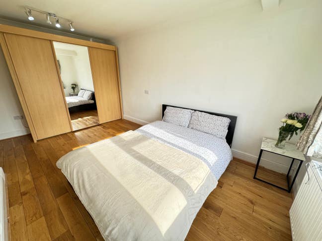 Large King with Single/Small Double in Edgware Main Photo