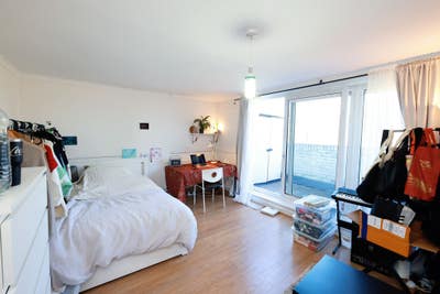 Large double room, all bills included Main Photo