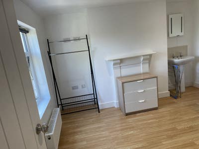Double room in a shared house  Main Photo