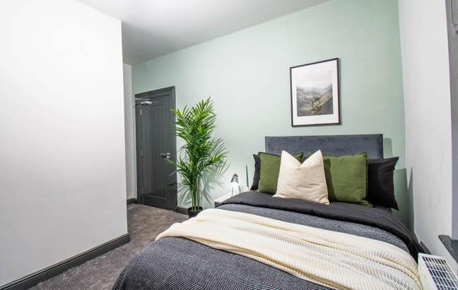 Modern 7-Bedroom House Share – Two Rooms Available Main Photo