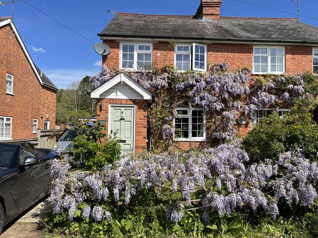 Newly decorated double room in beautiful cottage Main Photo
