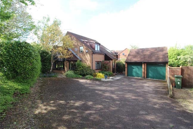 Large single room + storage & office, Giffard Park Main Photo