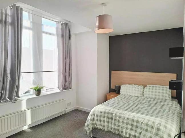 1 bedroom en-suite, studio style double room Main Photo