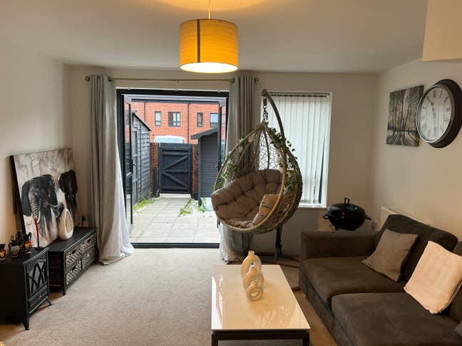 Double Bedroom in a Stylish Marina House Main Photo