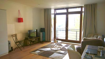 Lovely double room by St Kathrine Docks bills inc Main Photo