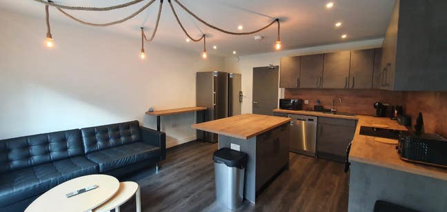 Large Bright Ensuite - Modern House  Main Photo