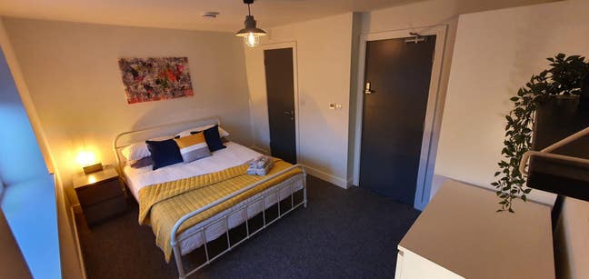 Large Bright Ensuite - Modern House  Main Photo