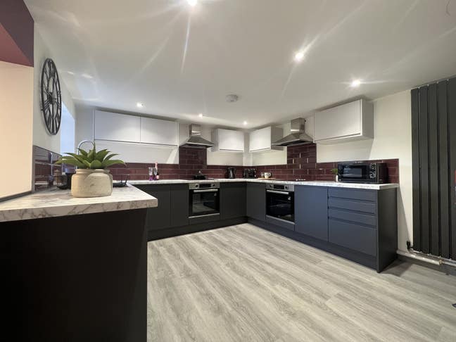 Medium Double Ensuite Room Available in December Main Photo