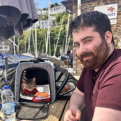 I am a professional male aged 28 with a cat. ... Main Photo