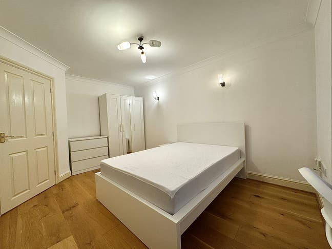 Spacious Double Bedroom  Main Photo