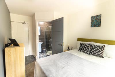 Large dbl Ensuites in Luxury House N-L-W Main Photo
