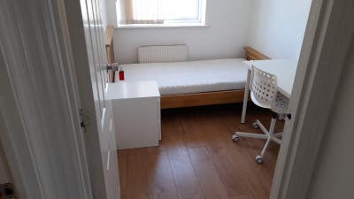 Single room to let. All bills included. Main Photo