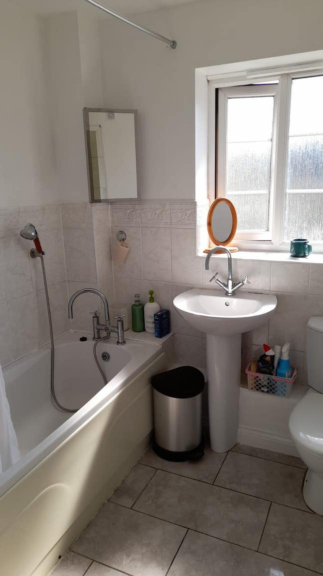 Large double room available. B66 1TU Main Photo