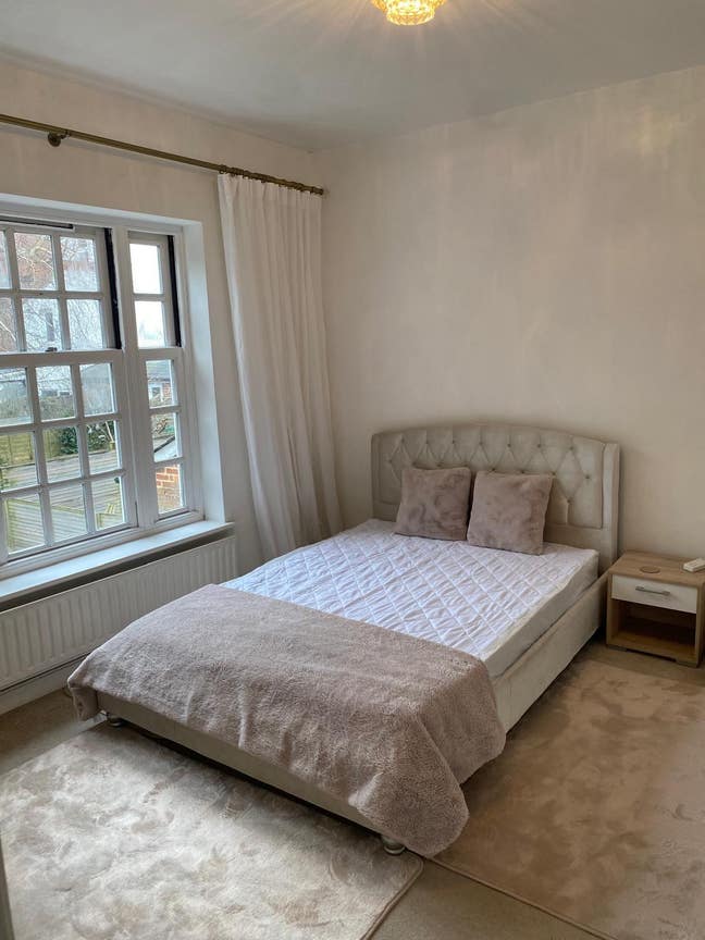 Large double room fully furnished, fully inclusive Main Photo