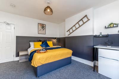 Super Spacious Rooms 15 Minutes Walk from Town Main Photo
