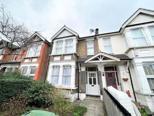 Spacious Double Room in 2-Bed Flat Main Photo