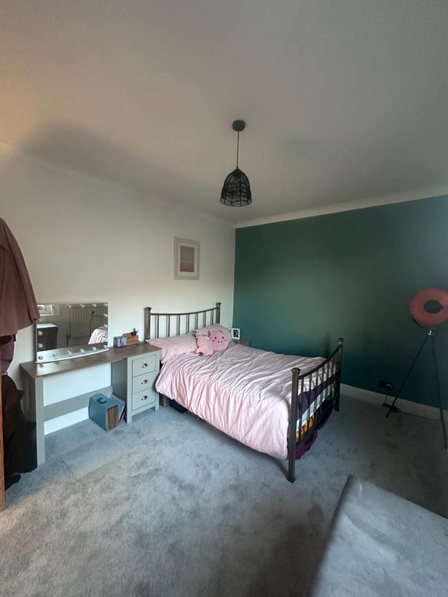 Large Double Room in Laira Main Photo