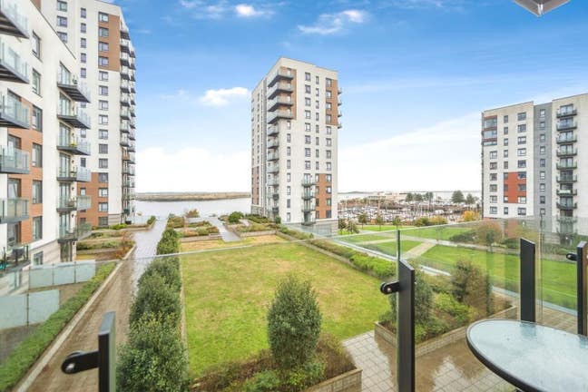  Stunning one bed flat to let Main Photo