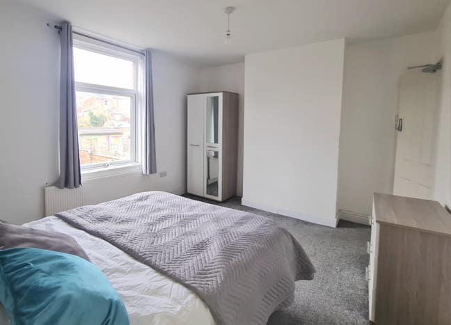 Room to rent near hospital on Leicester St Main Photo