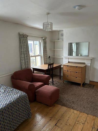 Exceptionally large double room city centre Main Photo