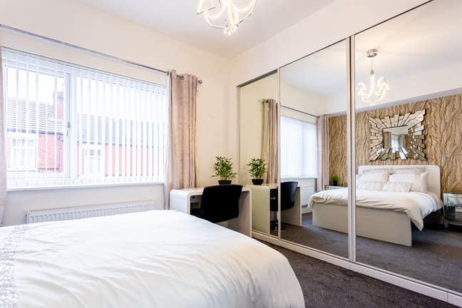 DN4: Brand New 'Studio' Room En-Suite & Kithenette Main Photo