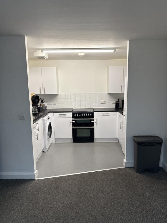 1-Bedroom Flat Available / Everything Included  Main Photo