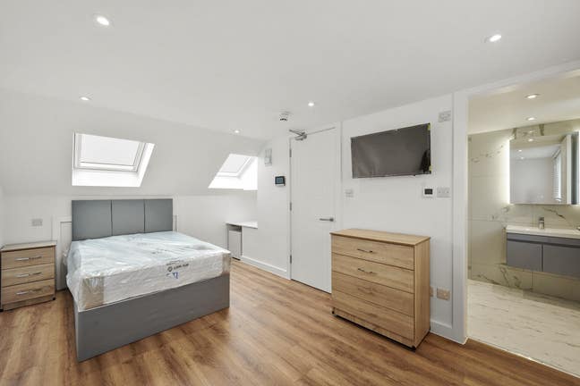 Stunning ensuite large room very close to Station Main Photo