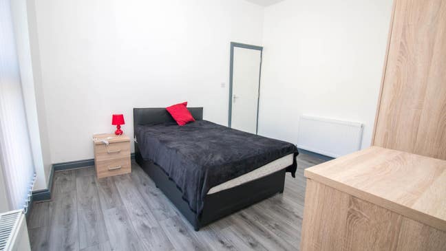 1 Large  Double En Suite in L7! Main Photo