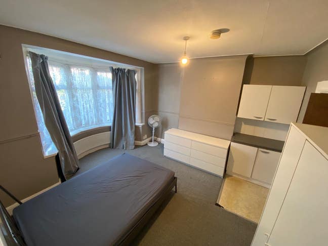 Large double en-suite Fully Furnished  inc. bills Main Photo