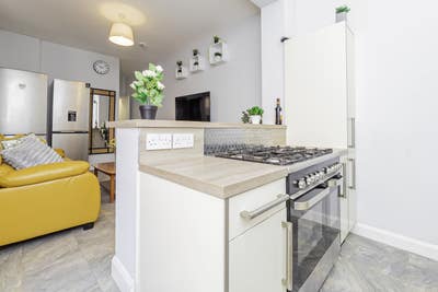 Newly Refurbished Luxurious Double Bedroom Main Photo