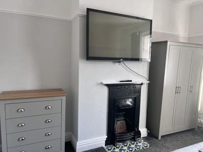Double room furnished close to Stanley park  Main Photo