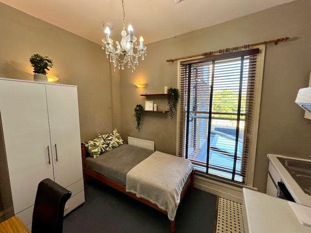 Single Self Contained Studio Hammersmith Station Main Photo