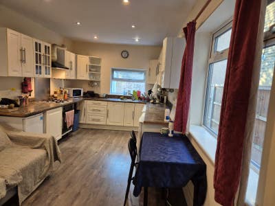 Lovely DBL Room Available Now@ SE8 5AG/Surrey Qys Main Photo