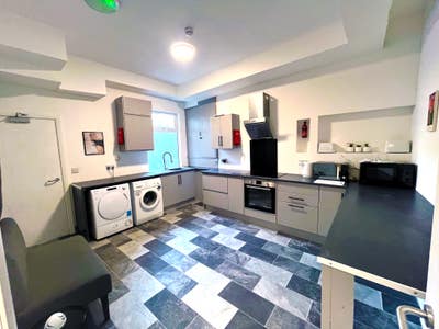 Room available in excellent town centre property Main Photo