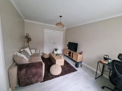 Looking for female tenants in refurbished house Main Photo