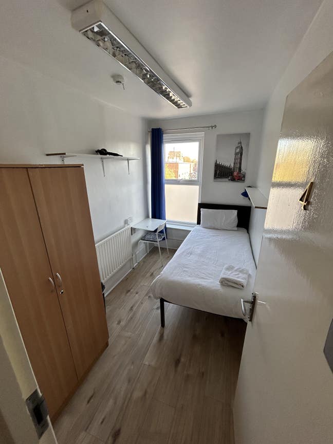 * Lovely Single Room in Stepney Green * Main Photo