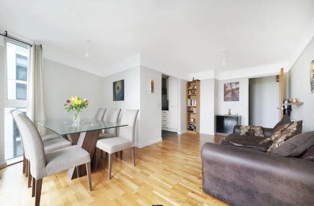 Spacious double bedroom in 2 bed apartment Main Photo