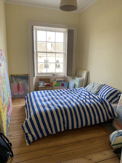 Come live in the little yellow room  Main Photo