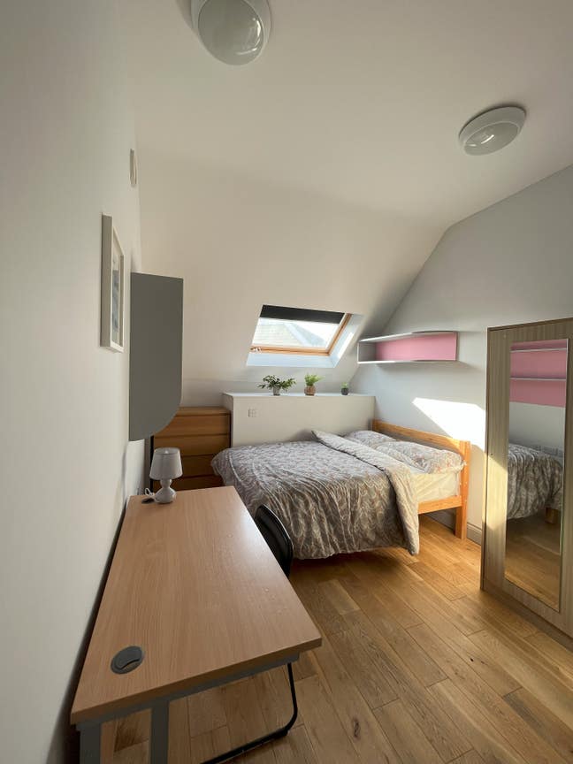 Spacious en-suite double with links to London Main Photo