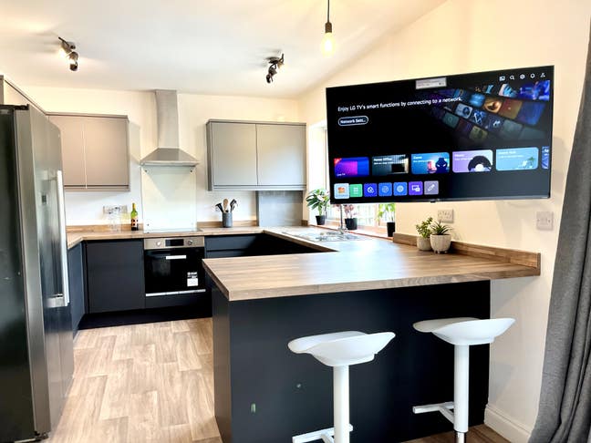 1 Impressive Room in Refurbished House Main Photo