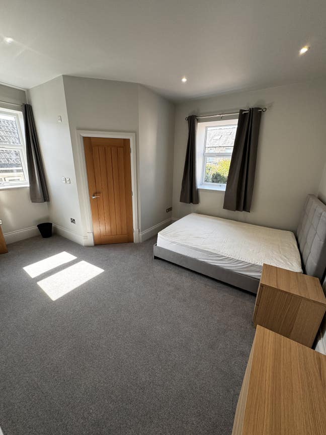 New home. En-suite king size free parking  Main Photo