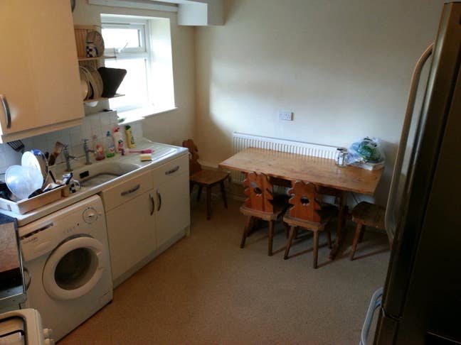 Large Double Bedroom in Prof Non-Smoking Full Fur Main Photo