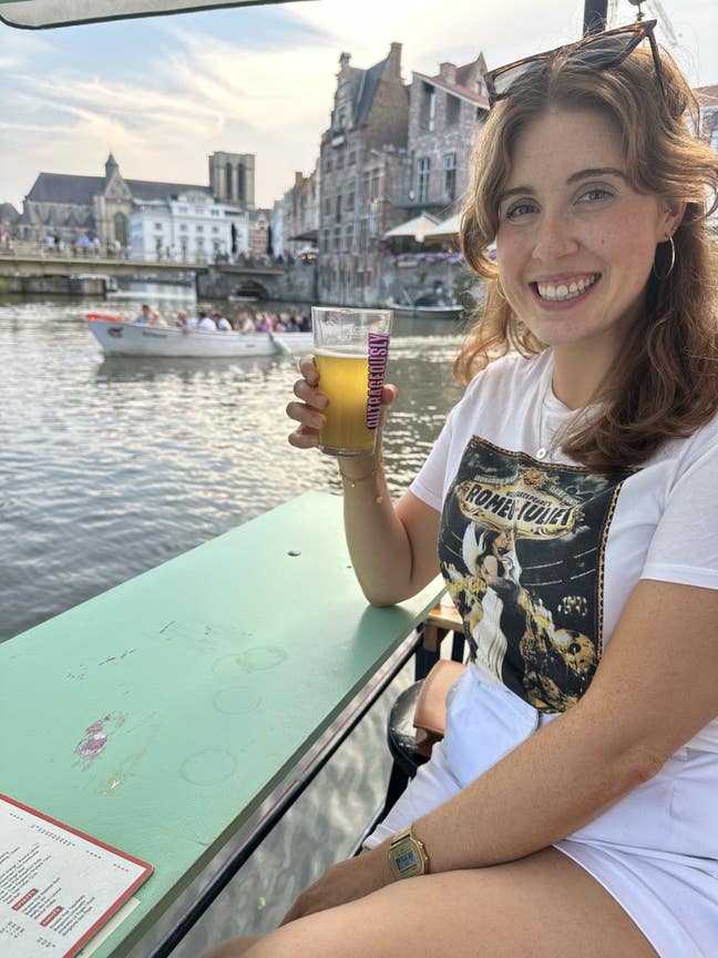 Friendly, outgoing female seeks double room Main Photo